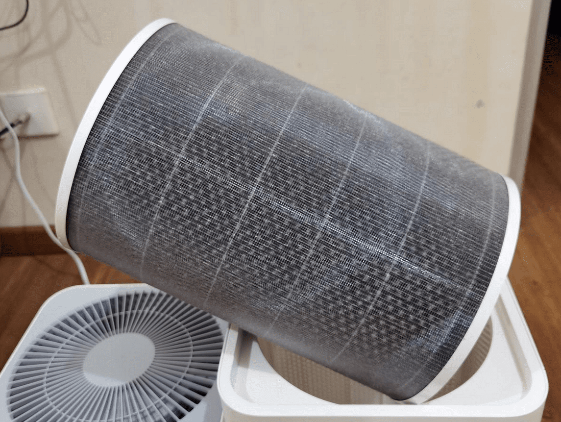 Круглый блок фильтра Xiaomi Mi AIr Purifier 3H держат в руке.